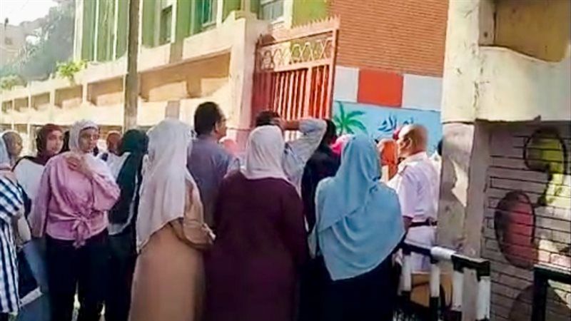 بيراجعوا لحد الباب..