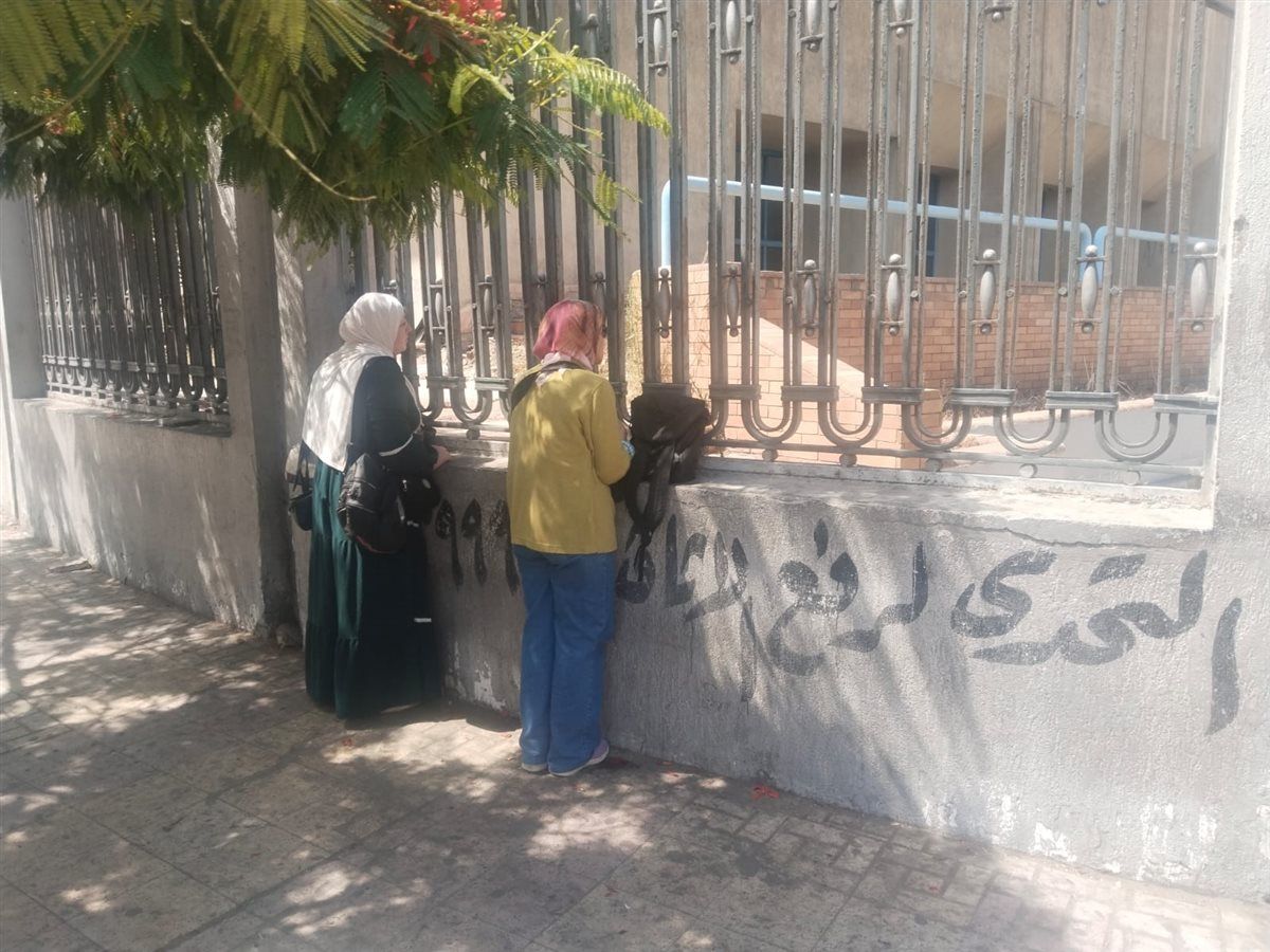  أولياء أمور طلاب الثانوية العامة ينتظرون ابنائهم في محيط لجان الامتحانات بالإسكندرية