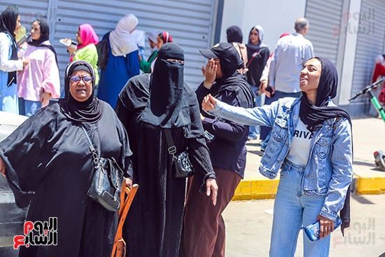انتظار أولياء الأمور أمام اللجان