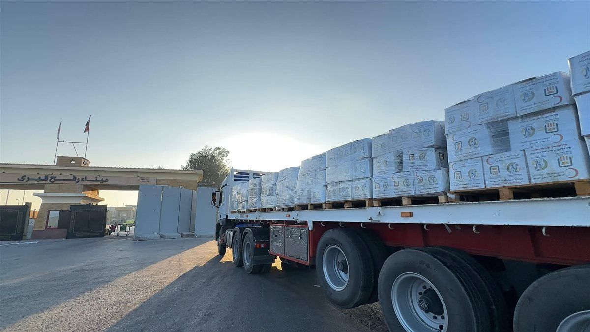 الهلال الأحمر المصري يواصل دعم الأشقاء في غزة بقافلة جديدة