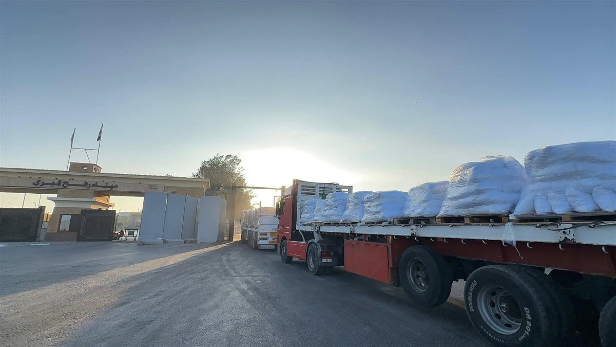 الهلال الأحمر المصري يواصل دعم الأشقاء في غزة بقافلة جديدة