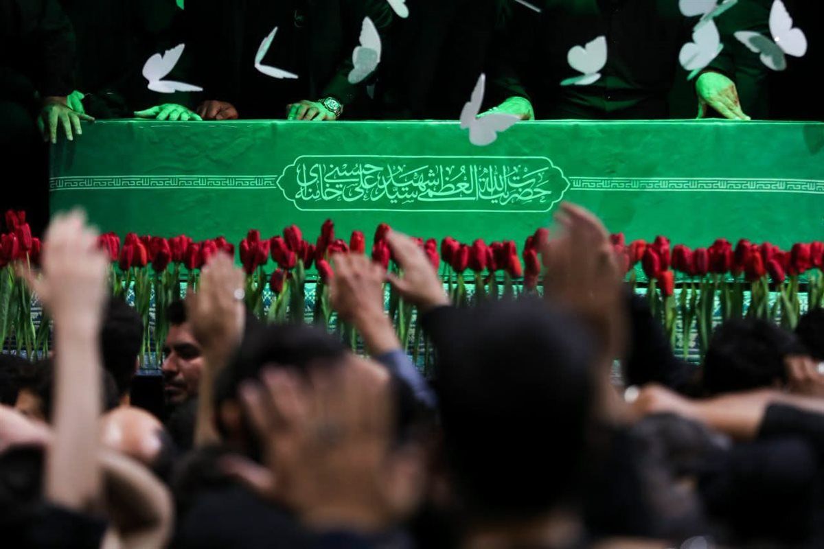 جثمان المرشد الإيراني الأعلى السابق على خامنئي