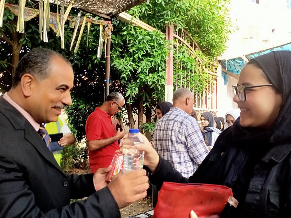 توزيع المياةوالعصائر علي طلاب الثانوية العامة،فيتو
