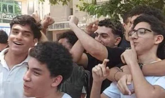 إحنا فى ضهرك يا عميد.. طلاب الثانوية يدعمون حسام حسن بعد الفيزياء والتاريخ