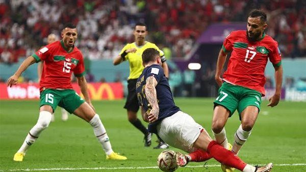 المغرب يسعى إلى كتابة التاريخ الليلة أمام فرنسا في مواجهة ثأرية.. جماهير "أسود الأطلس" تشن حربًا نفسية لإزعاج لاعبي "الديوك".. وخطر الإيقاف يهدد 8 لاعبين من العيار الثقيل
