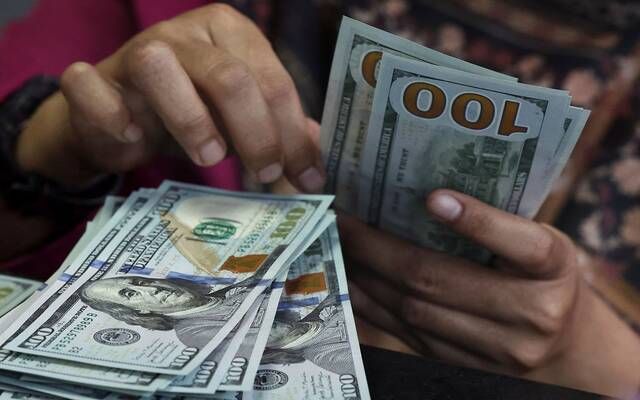 الدولار يتراجع مع تباطؤ التضخم الأمريكي وترقب تصاعد التوترات الجيوسياسية