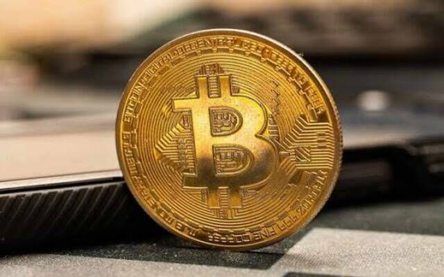"بيتكوين" تتراجع وسط هبوط أسهم التكنولوجيا والتوترات بين أمريكا وإيران