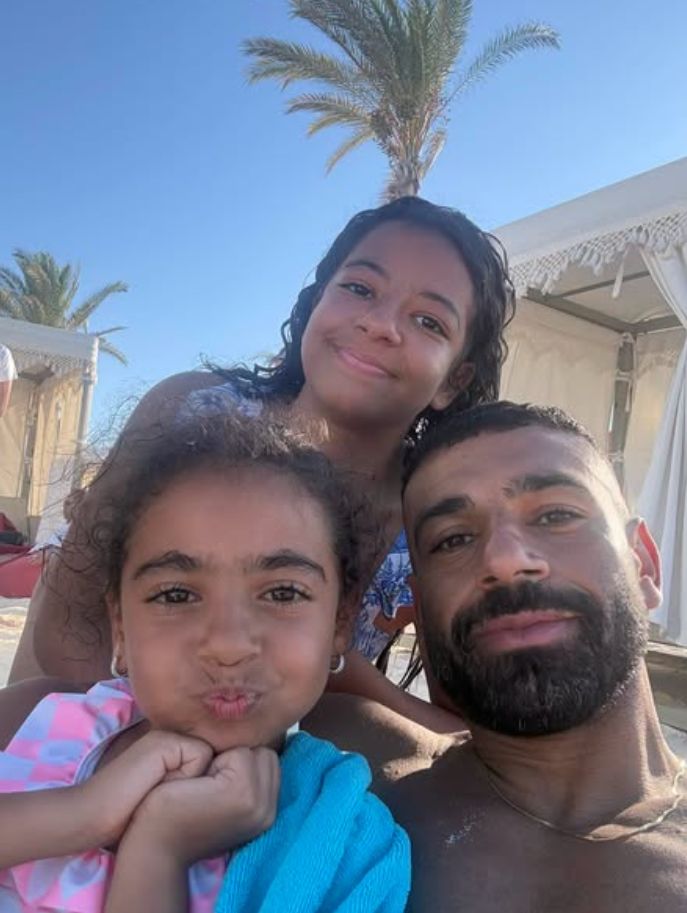 محمد صلاح وابنتيه مكة وكيان في الساحل الشمالي