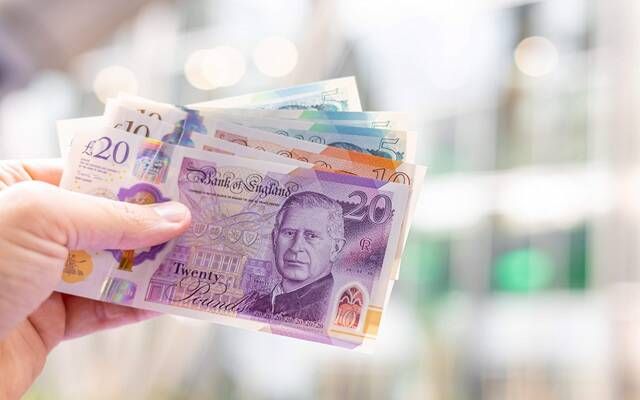 الإسترليني يرتفع مع انتقال السلطة وترقب الأسواق لاختيار وزير المالية