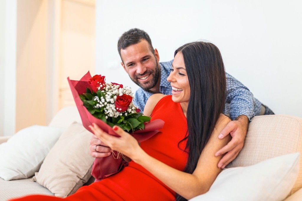 5 عادات صغيرة تصنع زواجاً سعيداً وطويل الأمد | مجلة سيدتي
