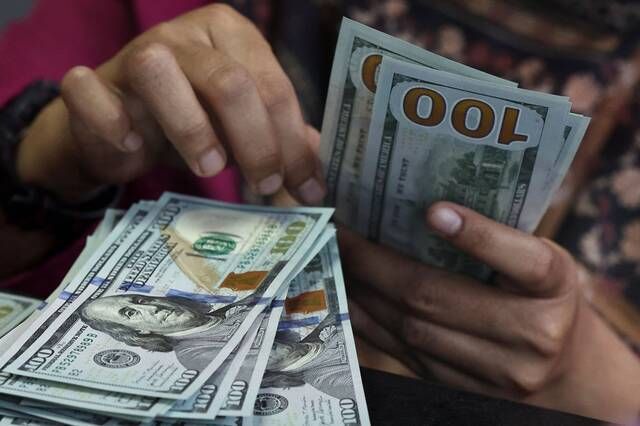 ارتفاع الدولار مع تزايد رهانات رفع الفائدة في سبتمبر