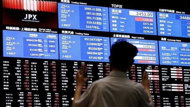 تراجع الأسهم الآسيوية بعد دخول رسوم ترامب الجمركية حيز التنفيذ