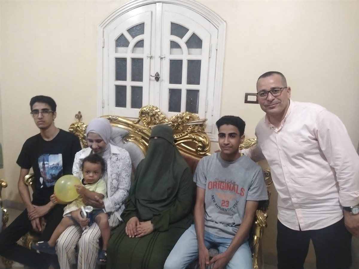  مدير مكتب فيتو ببني سويف مع مروان وأسرته