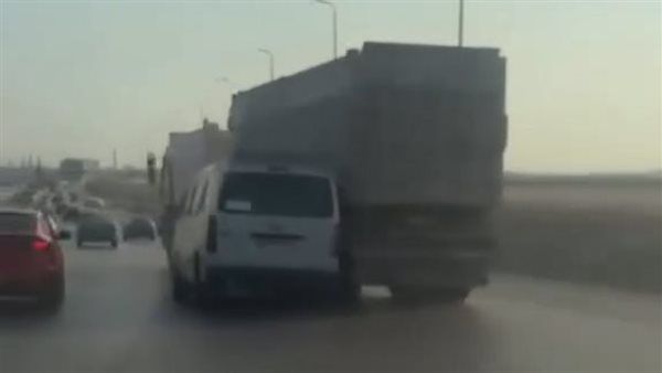 كان بيصور تهور السائق.. فيديو يوثق لحظة اصطدام «تريلا» بسيارة مصورها وميكروباص
