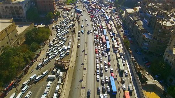 حالة المرور اليوم بالقاهرة والجيزة والقليوبية، أحجام متوسطة على الطرق بسبب زيادة الأحمال