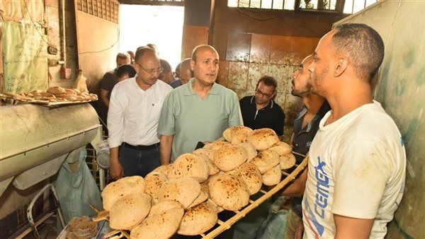 محافظ أسيوط يفاجئ المخابز البلدية بحي شرق لمتابعة جودة الخبز ويراقب نقل الدقيق المدعم لمنع تهريبه (فيديو)