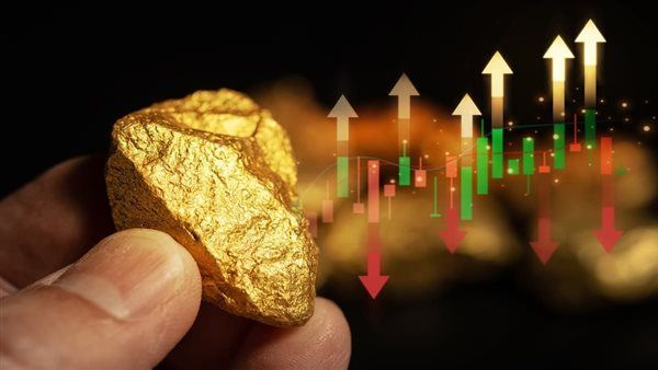الذهب يرتفع إلى مستويات قياسية عالميًا.. الأوقية تسجل 4340 دولارًا.. السوق المحلية تسير عكس الاتجاه.. وسعر الصرف والطلب يكشفان السر