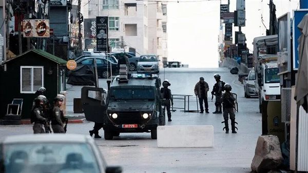 قوات الاحتلال تغلق مداخل بلدة حزما بقضاء القدس وتطلق قنابل الصوت والغاز باتجاه المركبات
