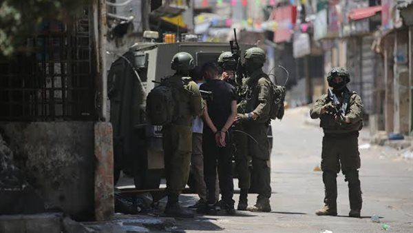 قوات الاحتلال توزع إخطارات هدم في شارع مطار مخيم قلنديا شمال القدس المحتلة