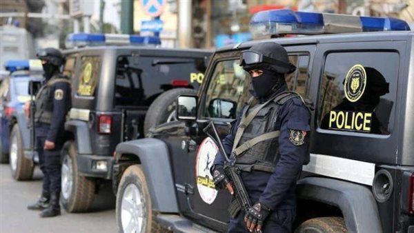 قبلة داخل سيارة تحولت إلى فيديو خادش للحياء، تفاصيل ضبط محاسب وخطيبته بالقاهرة