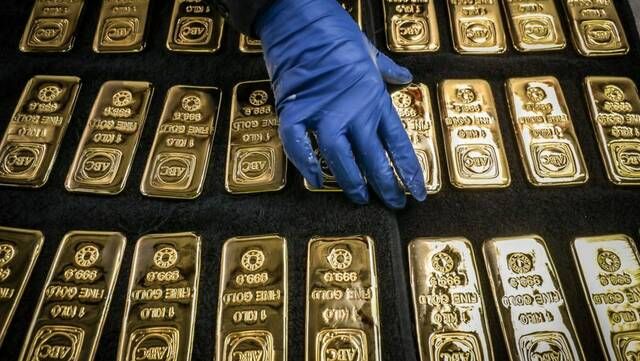 تراجع أسعار الذهب مع عمليات جني الأرباح وارتفاع الدولار