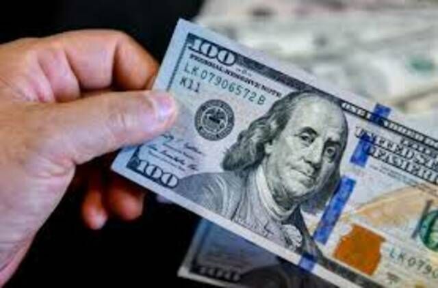 الدولار يكافح للحفاظ على مكاسبه وسط تقييم عقوبات إيران