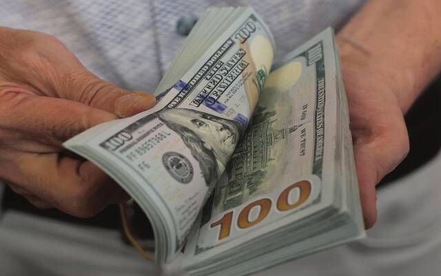 الدولار يتراجع قرب أدنى مستوياته بثلاثة أشهر وسط ضغوط مالية