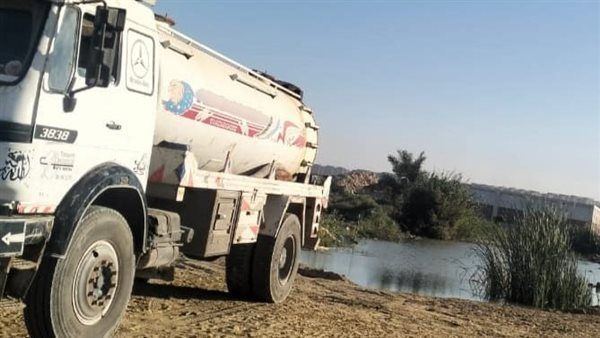 ضبط سيارة نقل تلقي مخلفات خطرة على أحد أحواض بحيرة مريوط بالإسكندرية