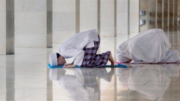 أمين الفتوى يوضح حكم صلاة المرأة بالبنطلون خارج المنزل (فيديو)