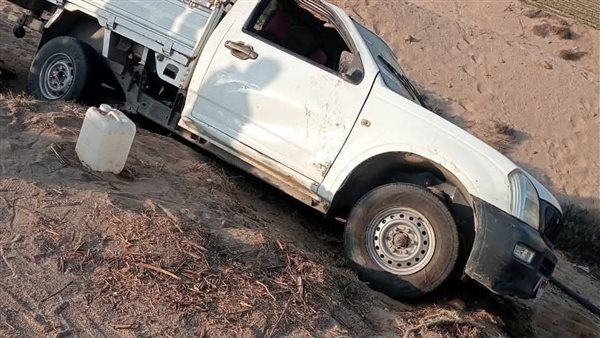 إصابة 11 عاملًا في انقلاب سيارة ربع نقل على الطريق الأوسطي