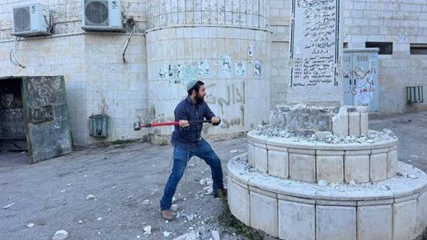 مطرقة الإرهابي سوكوت تحطم نصبا تذكاريا فلسطينيا.. و"هآرتس": سلوكيات المسؤولين الإسرائيليين في الضفة "استعراض انتخابي" (فيديو)