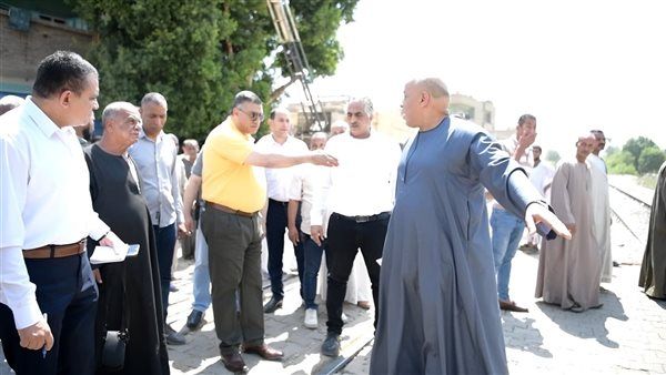 محافظ قنا يتفقد قرية الأشراف القبلية ويوجه برفع كفاءة مزلقان السكة الحديد (صور)