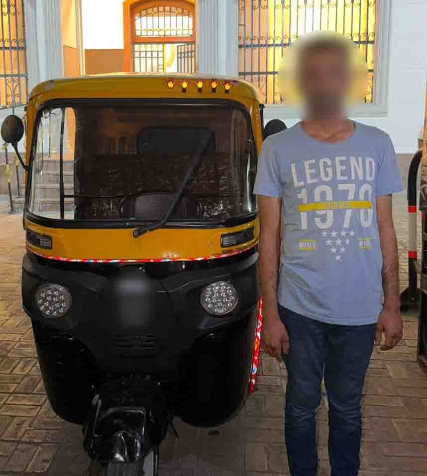 سائق «توك توك» يتحرش بإحدى الفتيات أثناء سيرها بأحد شوارع الإسكندرية، فيتو