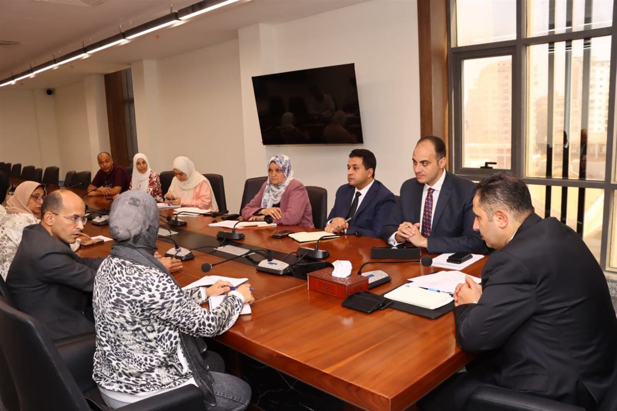 محافظ دمياط يترأس اجتماعا لمتابعة الخطة الاستثمارية لمديرية الشباب والرياضة بالمحافظة