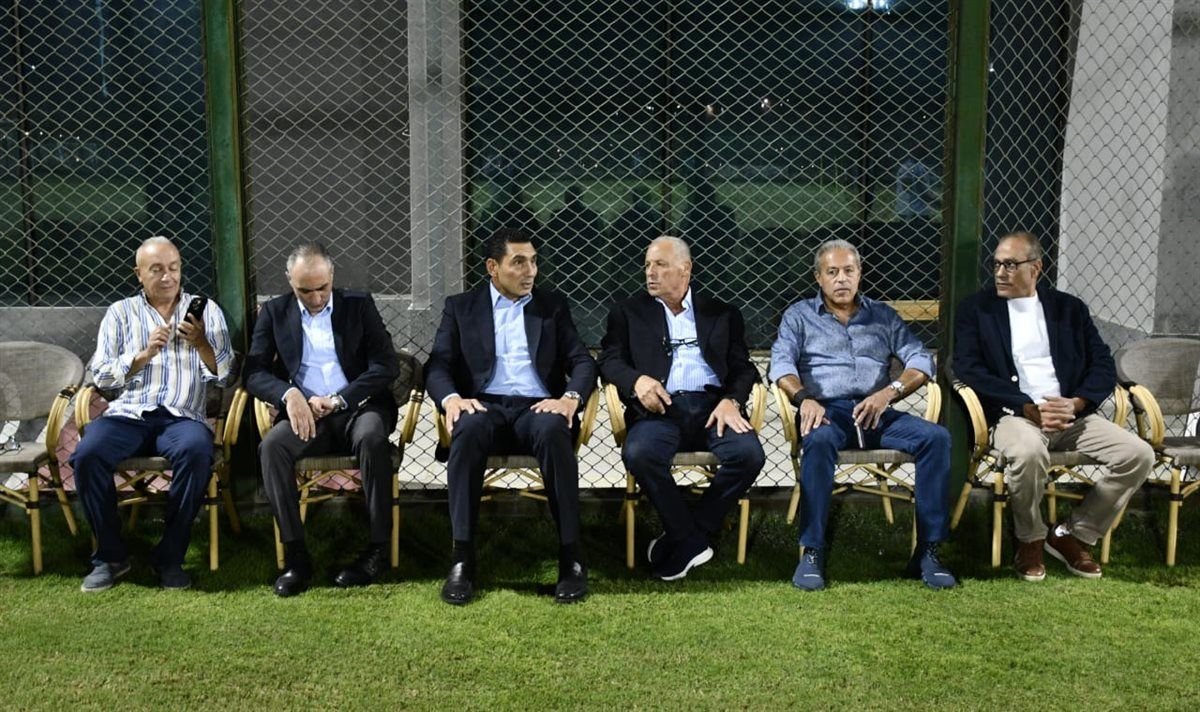 وزير الرياضة مع لاعبي منتخب مصر