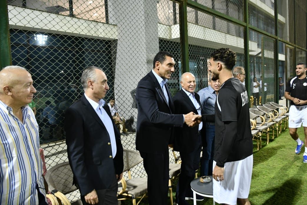 وزير الرياضة مع لاعبي منتخب مصر