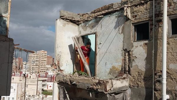 محافظة الإسكندرية تنفي مصرع سيدة وابنتها في انهيار عقار محرم بك