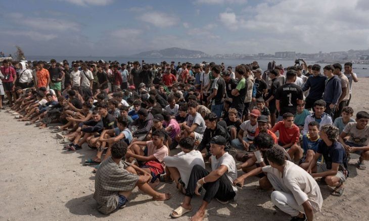 تحت ضغط الاتحاد الأوروبي والمعارضة… مرسوم إسباني لتسريع ترحيل المهاجرين المغاربة من سبتة