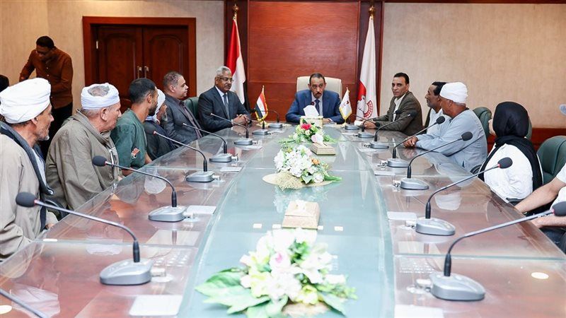 محافظ سوهاج يسلم عددا من عقود التقنين المؤمنة للمواطنين