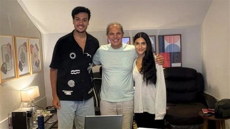 رامي إمام يروج لفيلم "موعد عشاء" بصورة مع أحمد عبد الوهاب وهدى المفتي