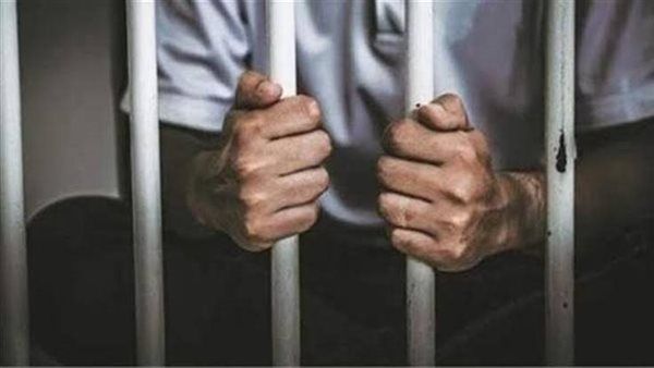 النيابة تأمر بضبط شريكي عاطل متهم بانتحال صفة طبيب نفسي بعين شمس