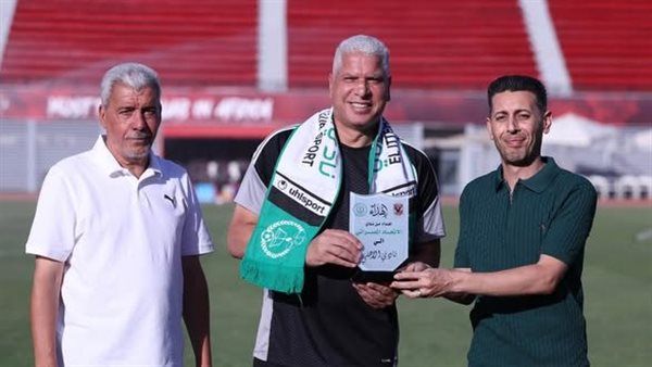 الاتحاد المصراتي يهدي وائل جمعة مدير الكرة بالأهلي درع وعلم النادي