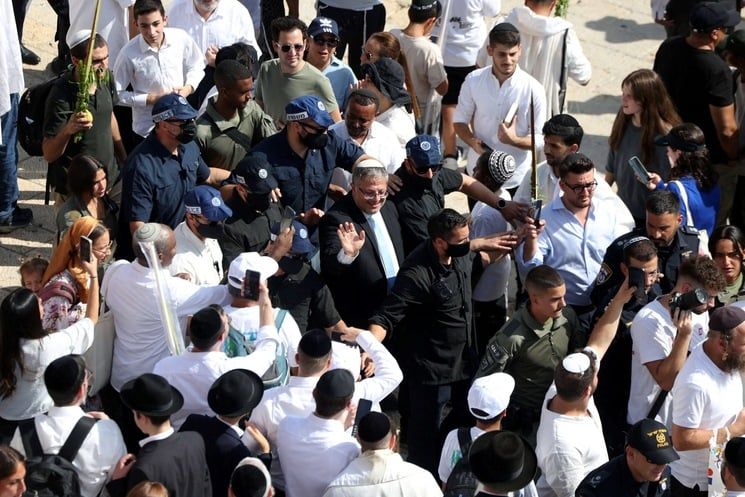 المتطرف بن غفير يتباهى بتغيير واقع الأقصى… ومؤسسة القدس الدولية تدعو للمشاركة في جمعة الغضب