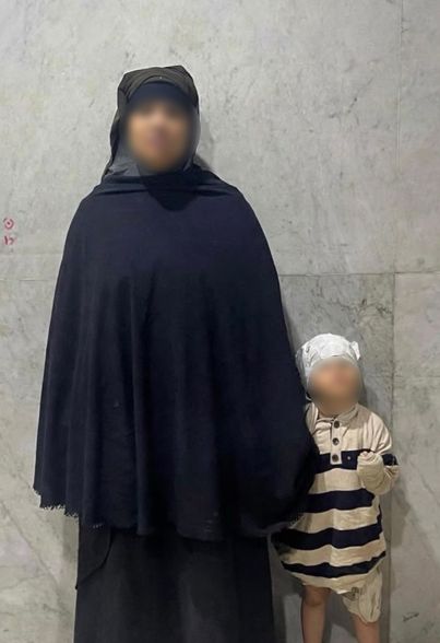 رباط ضاغط لاستعطاف المارة، سيدة تستغل حفيدها في التسول بالقليوبية