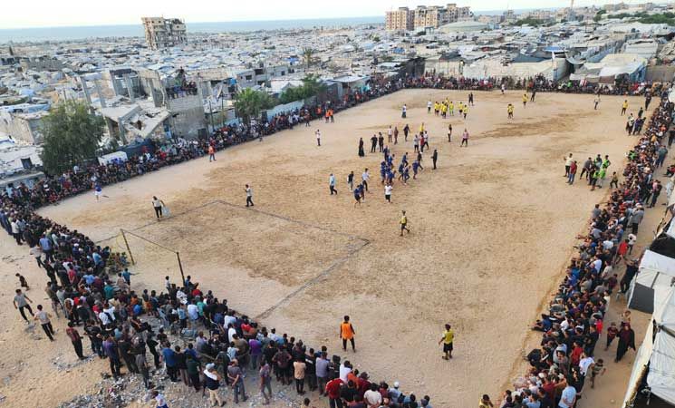 بين الخيام والدمار… مباراة ودية تعيد الابتسامة لنازحين في غزة- (صور)