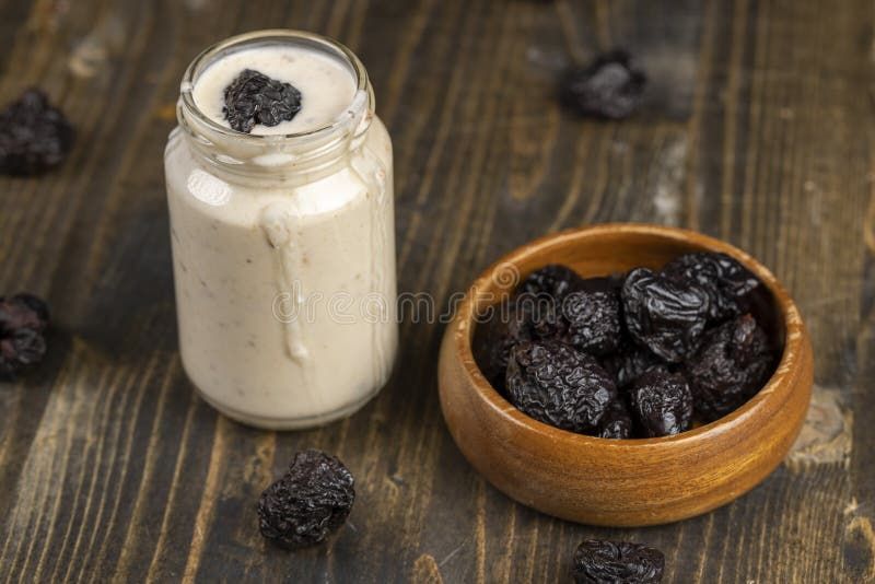 الزبادي مع البرقوق المجفف