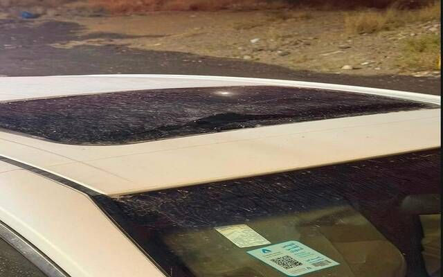 الدفاع المدني: إصابة مقيم وأضرار في مركبات إثر سقوط شظايا صاروخ بعسير