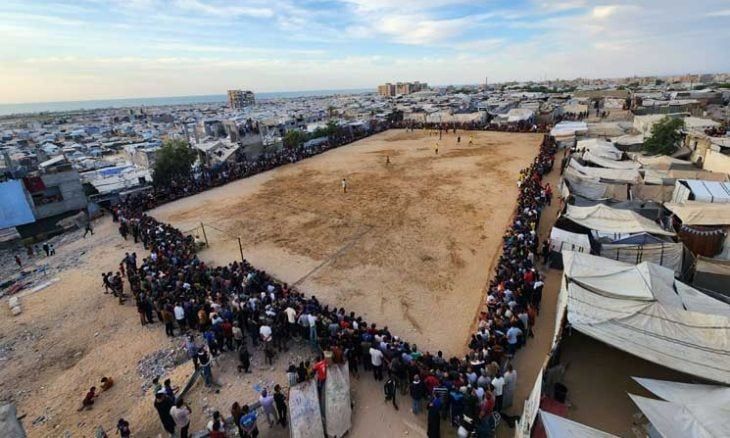 بين الخيام والدمار… مباراة ودية تعيد الابتسامة لنازحين في غزة- (صور)