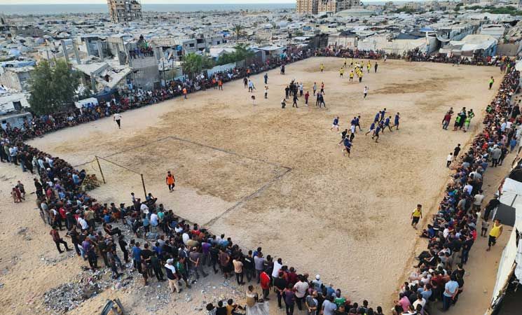 بين الخيام والدمار… مباراة ودية تعيد الابتسامة لنازحين في غزة- (صور)