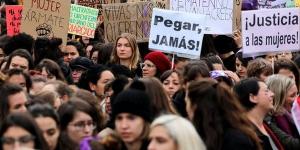 عشرات
      الآلاف
      يتظاهرون
      حول
      العالم
      للتنديد
      بالعنف
      ضد
      المرأة